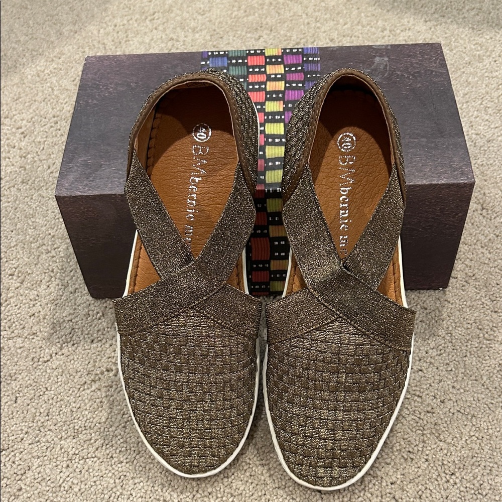 NWOT Bernie mev. Brown Woven Sandals